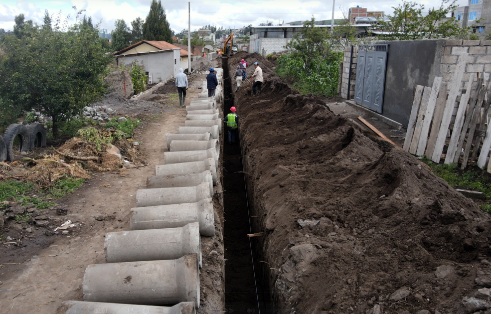 Servicios básicos y asfalto en la prolongación de la calle Flores. La Municipalidad de #Píllaro, liderada por el Alcalde, #FranciscoElíasYanchatipán, ejecuta esta obra con una inversión de 150 mil dólares.