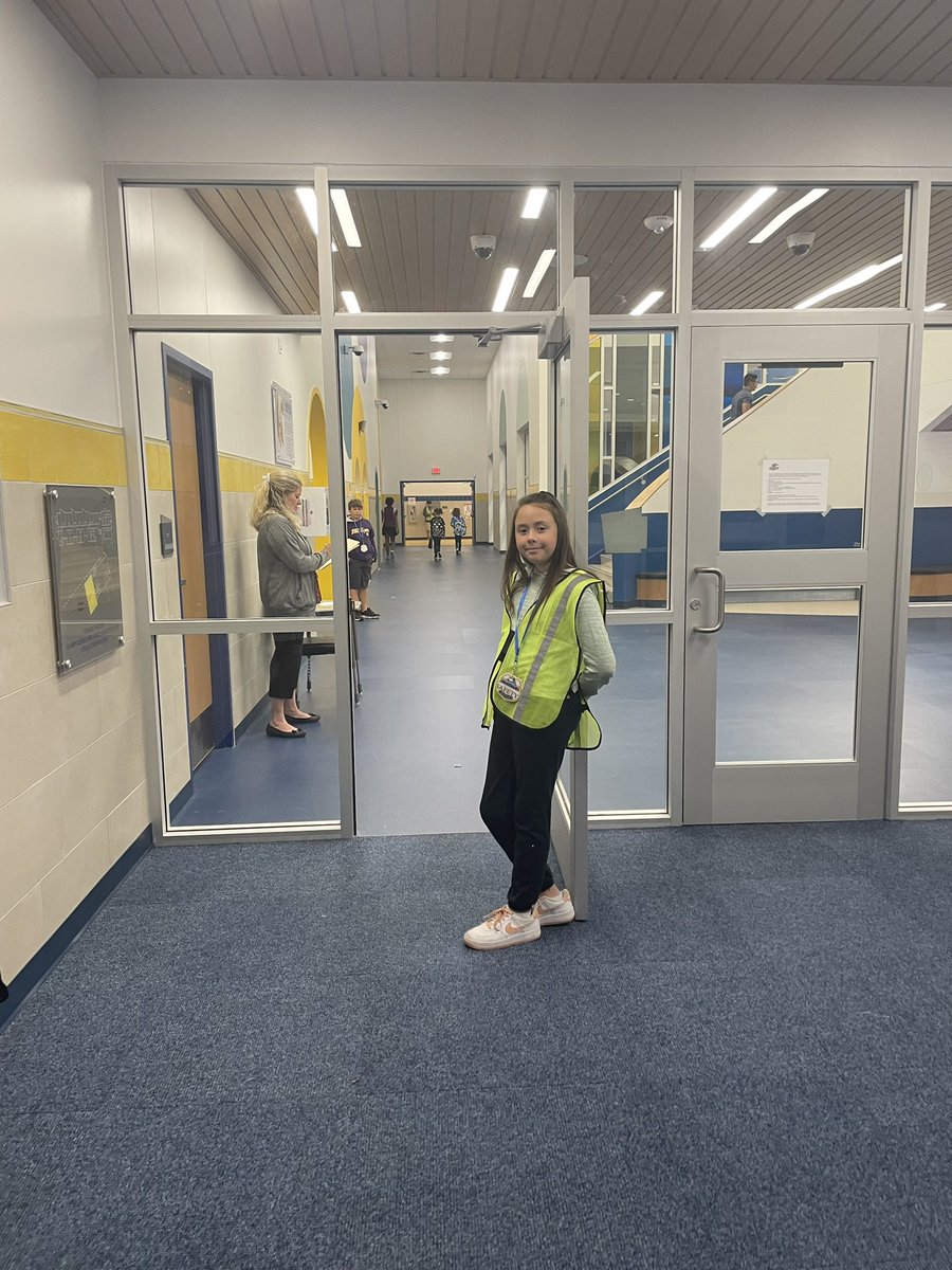 HermesMrs's tweet photo. Our Safety Patrol Students have been so helpful with morning arrival! https://t.co/yBFKEJqxps