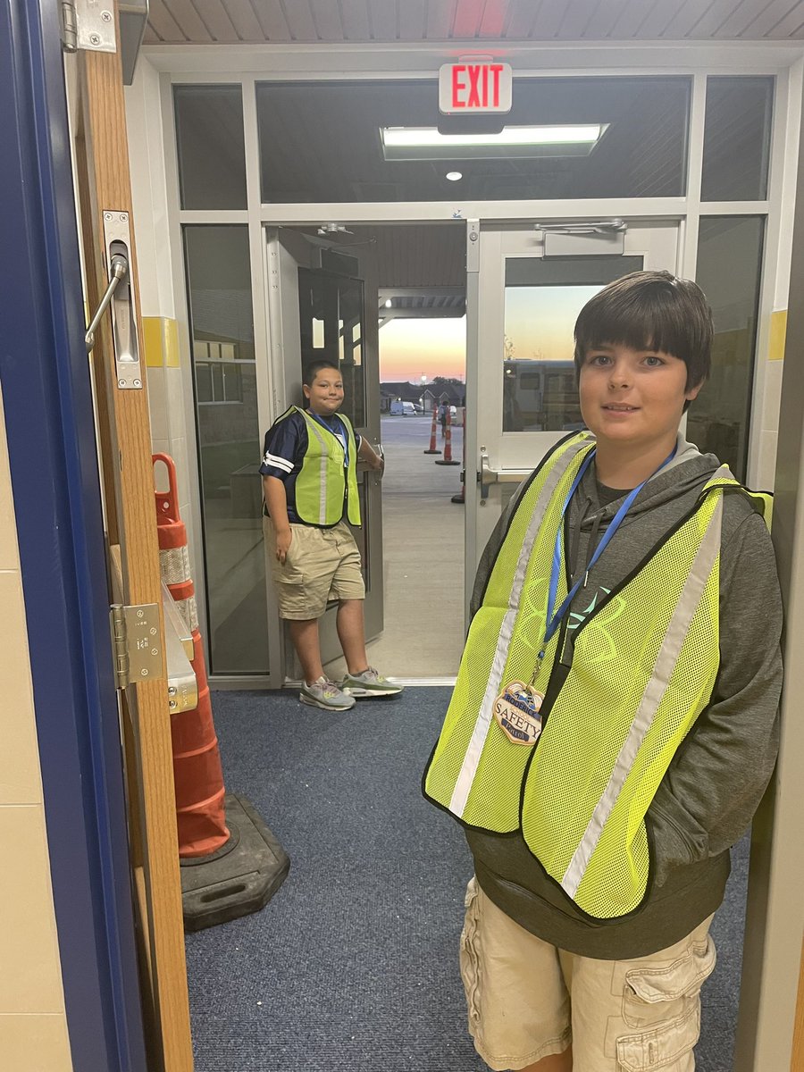 HermesMrs's tweet photo. Our Safety Patrol Students have been so helpful with morning arrival! https://t.co/yBFKEJqxps