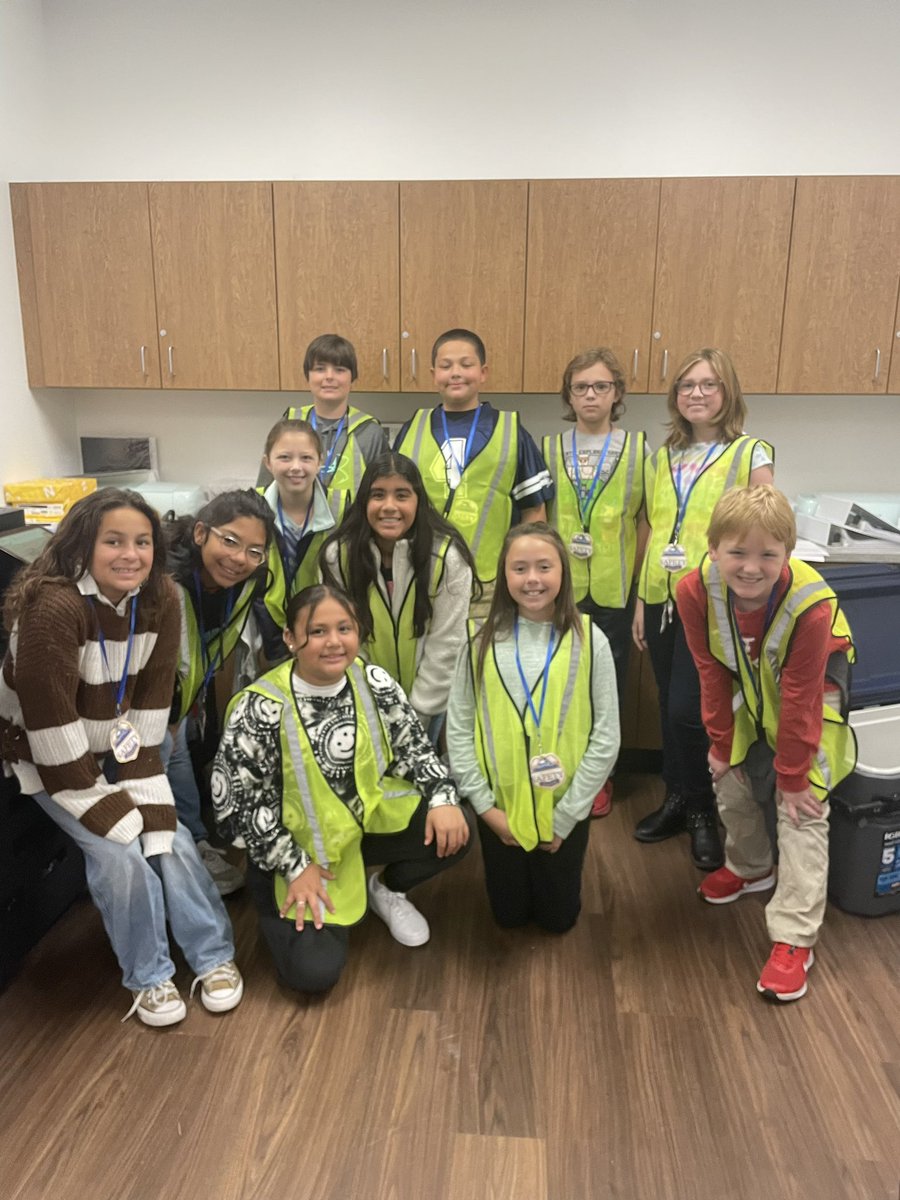 HermesMrs's tweet photo. Our Safety Patrol Students have been so helpful with morning arrival! https://t.co/yBFKEJqxps