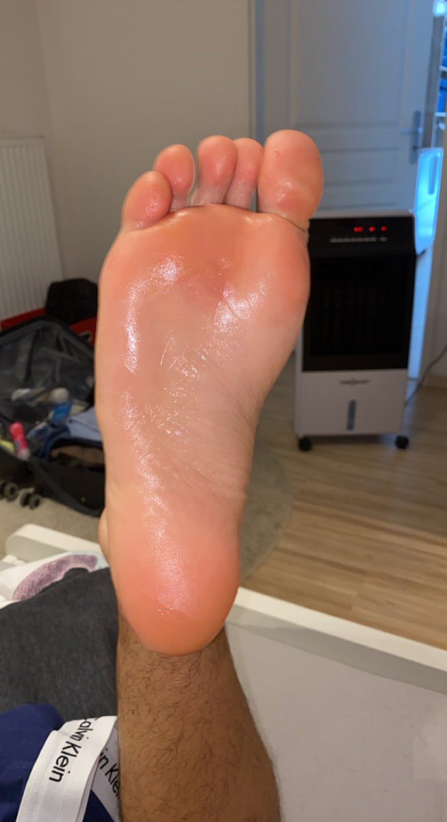 ForzaTurro's tweet photo. smooth, wanna taste ? #feetworship #feetfethish #gay #moneyslavefrance #cashmaster #feetmaster https://t.co/xizdBcq87a