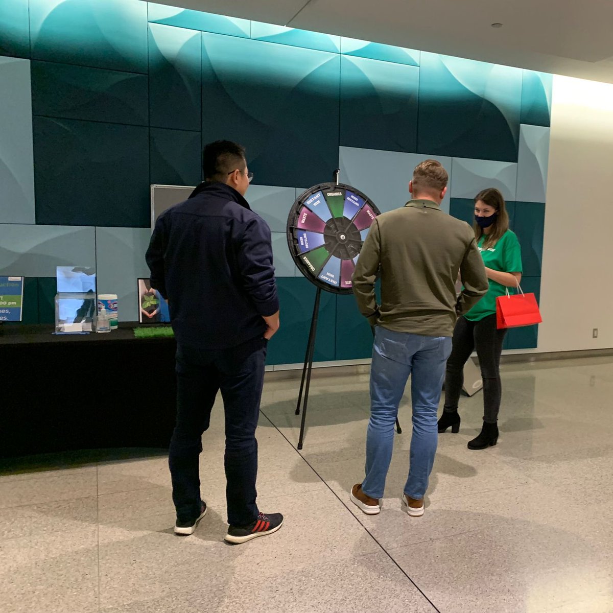 CDSONTER's tweet photo. Thank you to @QuadRealGroup's Southcore Financial Centre for hosting a fantastic event to raise awareness around how Canadian's can #ReduceWaste! ♻️ 

#WasteReductionWeek https://t.co/oNvl60gctd