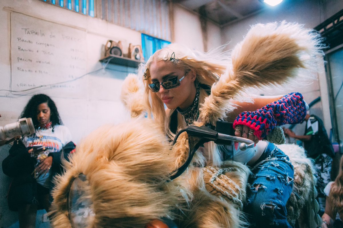 Bora votar? 

10 MIL comentários aqui votando em CACHORRINHAS 

RT = VOTO 

 #ClipeTVZCachorrinhas