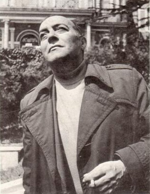 "Aklım mı.. O yüzsüz bir misafir.. Hep sende kalıyor...." 

Cemal Süreya