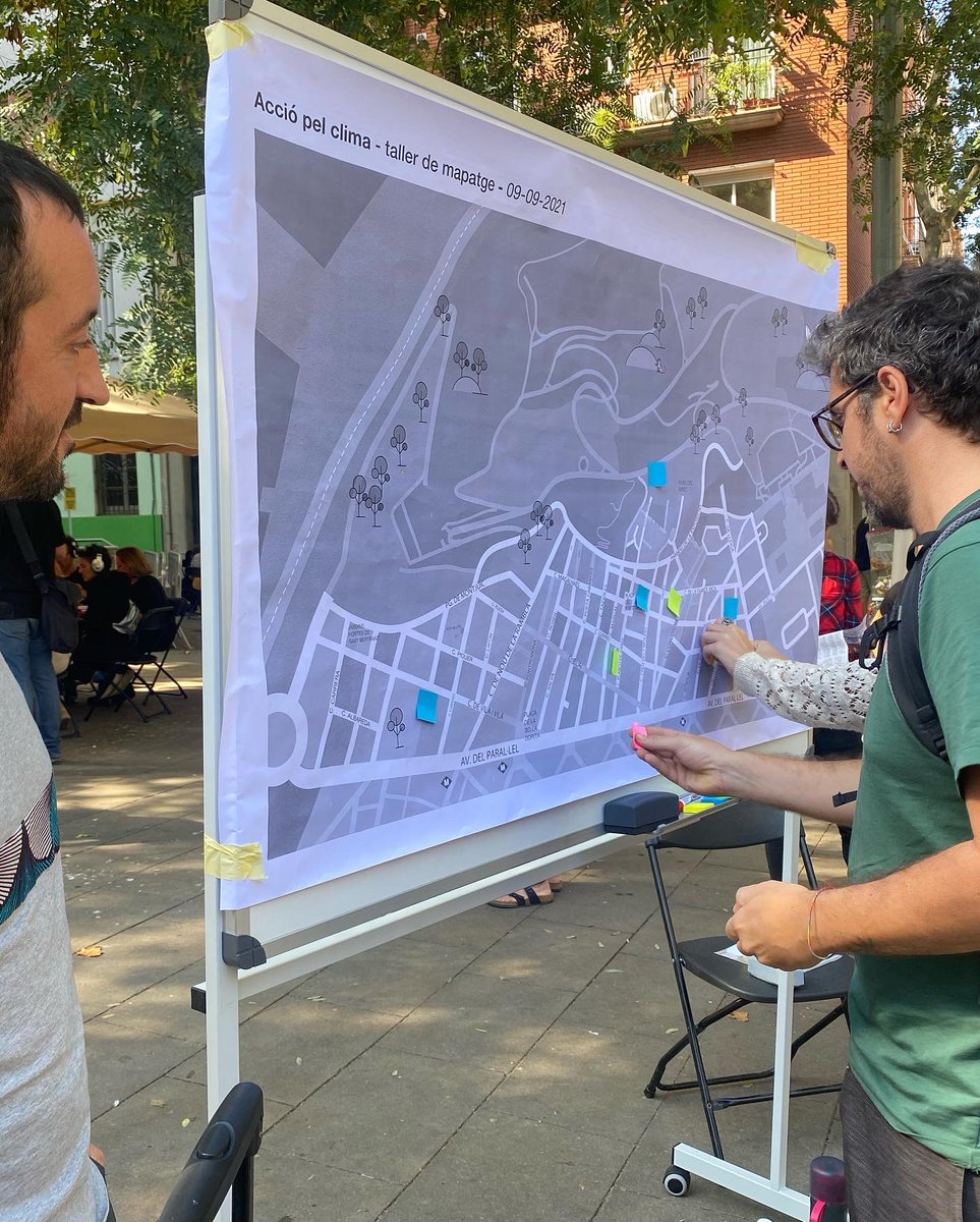 Somlaclau_ass's tweet photo. La IV #firaessspoblesec va tornar a ser un punt de trobada de diferents iniciciatives amb un objectiu comú: construir nous models de vida més justos i solidaris. 🌱 https://t.co/A4sdCUHfHC
