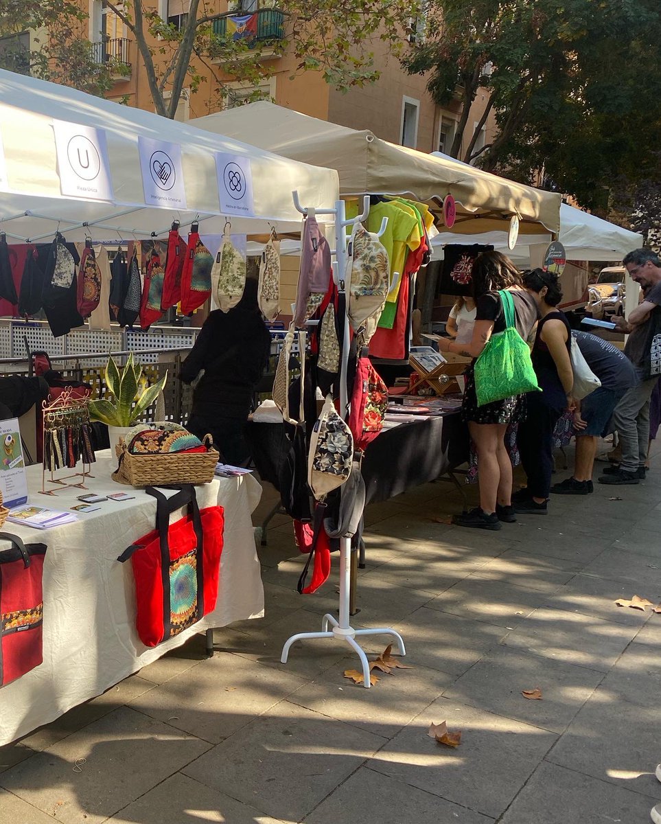 Somlaclau_ass's tweet photo. La IV #firaessspoblesec va tornar a ser un punt de trobada de diferents iniciciatives amb un objectiu comú: construir nous models de vida més justos i solidaris. 🌱 https://t.co/A4sdCUHfHC