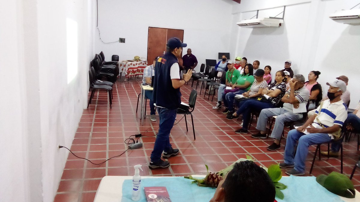 limar007's tweet photo. .#EcoSoberaniaAgroalimentaria Un honor poder estar con los mejores, disertación en Seminario sobre las Garantías Constitucionales https://t.co/SYAICftk5H