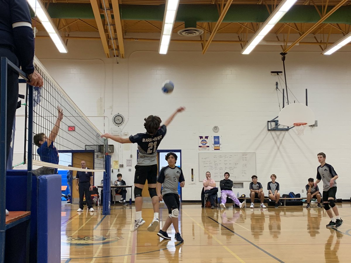 KASSAASports's tweet photo. Watching some great Junior Volleyball action! @BayridgeSS_LDSB vs @MRivierSports #hardworking #greatsets #allouteffort https://t.co/gdHmP7O5Vo
