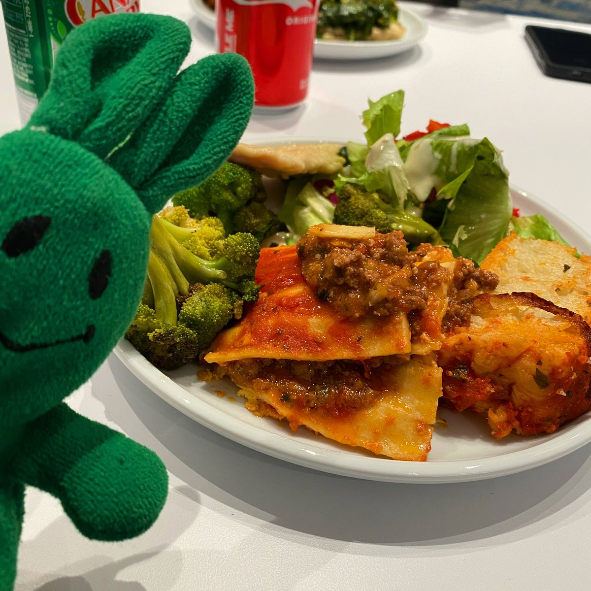greenietravels's tweet photo. Itโs a good day when you go to a business meeting and itโs catered by @CarminesNYC instead of one of those sandwich and salad spots
.
.
.
#gettingdowntobusiness #carmines #lasagna #focaccia #chickenscaloppine #nyceats https://t.co/6tTA6hcsjK