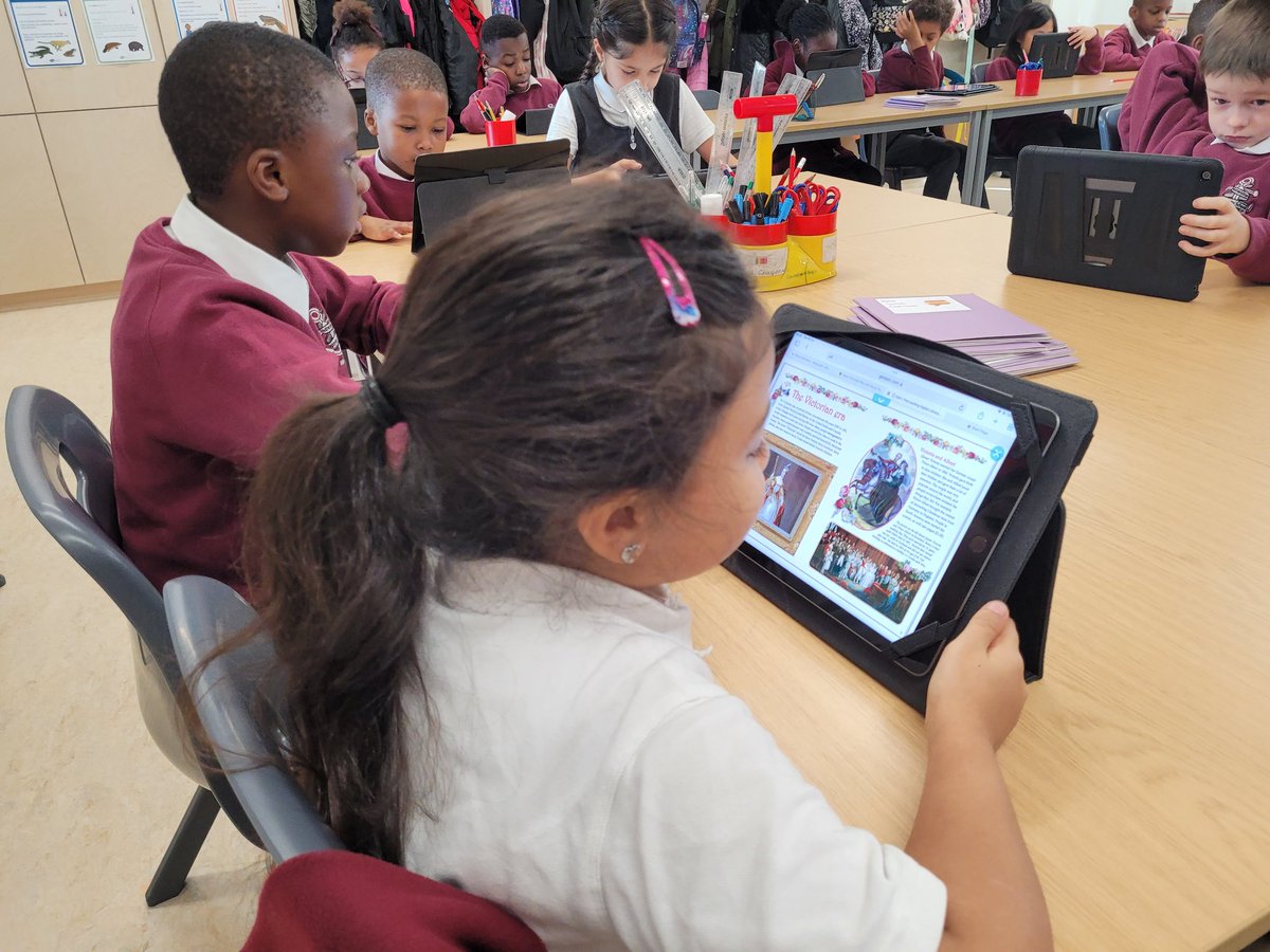 RPSComputing's tweet photo. Here are our pupils using #getpic during their #readingforpleasure session. https://t.co/g9NRIX7V1k