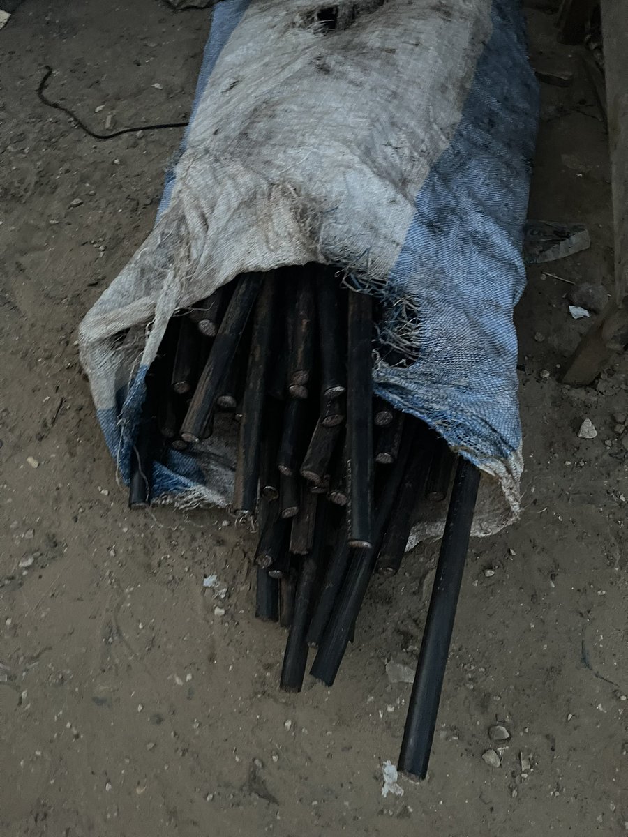 Niintche's tweet photo. Des individus utilisent ces photos pour accuser le parti pastef de sabotage et de vandalisme. Je suis témoin oculaire des faits et je vous confirme que c’est des mensonges. J’ai pris les photos après la fuite des 3 individus des jeunes ferrailleurs à la recherche de fer. 👇🏽👇🏽 https://t.co/25yx9sS6Jy
