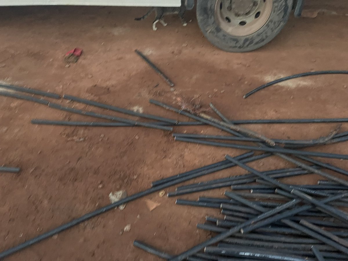 Niintche's tweet photo. Des individus utilisent ces photos pour accuser le parti pastef de sabotage et de vandalisme. Je suis témoin oculaire des faits et je vous confirme que c’est des mensonges. J’ai pris les photos après la fuite des 3 individus des jeunes ferrailleurs à la recherche de fer. 👇🏽👇🏽 https://t.co/25yx9sS6Jy