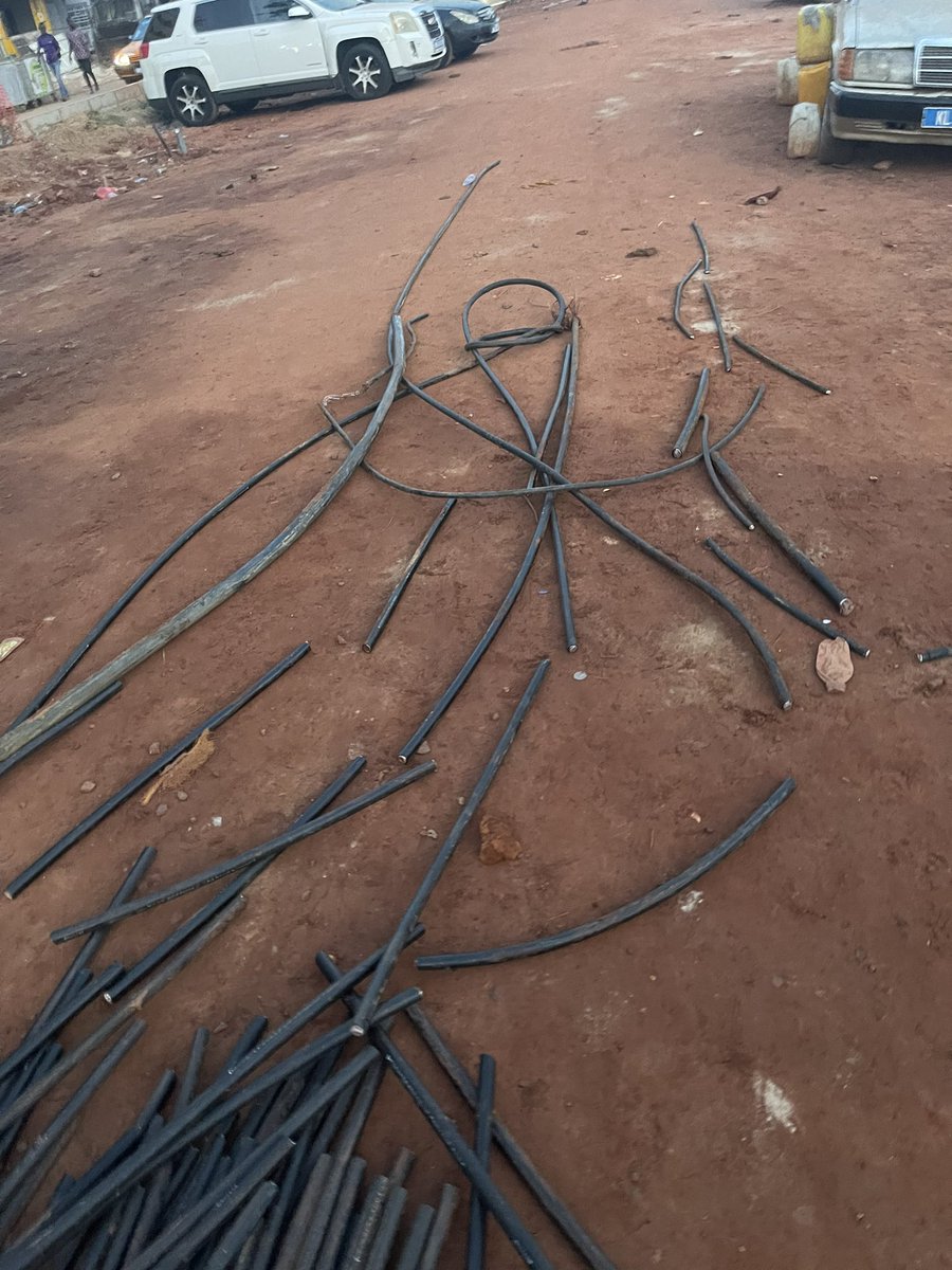 Niintche's tweet photo. Des individus utilisent ces photos pour accuser le parti pastef de sabotage et de vandalisme. Je suis témoin oculaire des faits et je vous confirme que c’est des mensonges. J’ai pris les photos après la fuite des 3 individus des jeunes ferrailleurs à la recherche de fer. 👇🏽👇🏽 https://t.co/25yx9sS6Jy