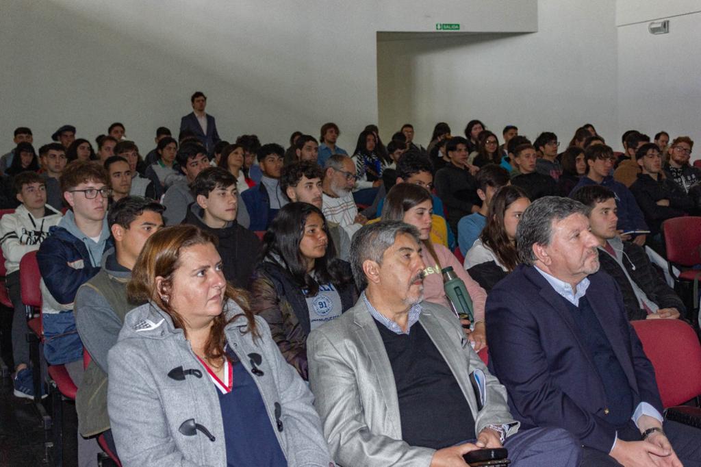patriciohogan's tweet photo. Hoy, en el ISFT Nº 194 (ITEC) de Miramar, dimos la bienvenida al curso de "Instrucción al ámbito portuario" para alumnos de la escuelas agrarias N° 1 y 2° de Miramar, y el CEPT N° 20 de #Mechongué, dictado por el #CENCAPOR.
#ADNAlvarado #puertos
#GeneralAlvarado
#PatricioHogan https://t.co/XTcRpd4wKb