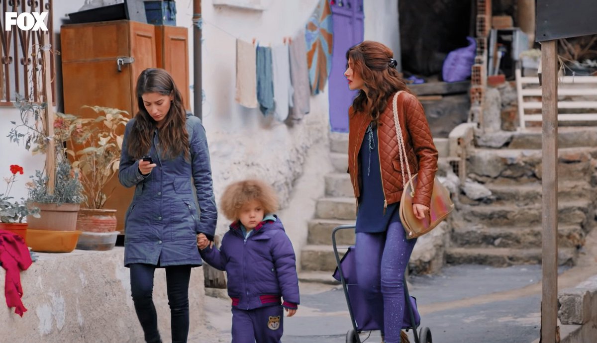 Yaa, contesta.

No importa, podemos ver la ropa. Al menos eso nos va a distraer.

Anda contesta, anda.

FILIZ SALI DE AHI #AmorDeFamilia