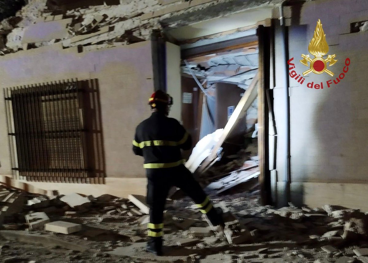 vigilidelfuoco's tweet photo. 🔴 #Cagliari, in corso dalle 21.55 un intervento dei #vigilidelfuoco per il crollo dell’aula magna nell'università in via Trentino. Al momento non si ha alcuna segnalazione di persone coinvolte, sono in corso ricerche per escludere ogni possibilità [#18ottobre 23:00] https://t.co/8ELNGHIUfJ