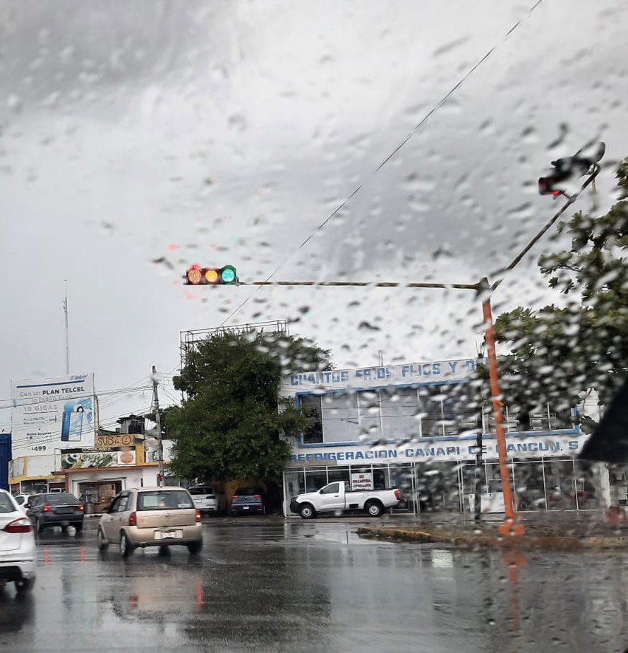 FerServin's tweet photo. PRECAUCIÓN en el cruce de las avenidas Uxmal con Chichen, semáforos descompuestos. @transitocancun https://t.co/cH0Cnsj8Bp