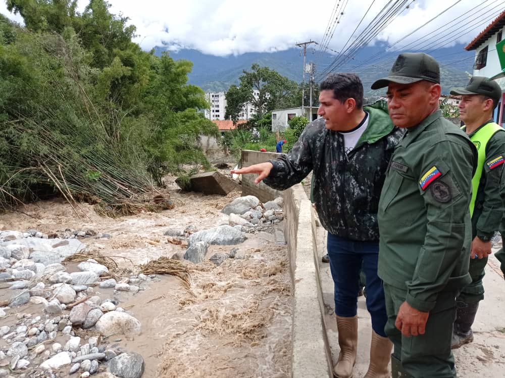 saidrivas1's tweet photo. Gobernador de Mérida @JEHYSONGUZMAN informó que se extiende la suspensión de actividades escolares por 24 horas más (martes y miércoles) en los municipios Libertador, Campo Elías, Santos Marquina, Rangel y Arzobispo Chacón, para  proteger la integridad de los niños y niñas https://t.co/rOyALIcDop