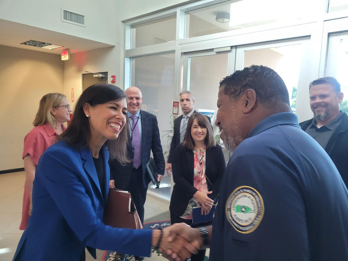 NMEADpr's tweet photo. El comisionado Nino Correa y el @prsecseguridad  recibieron a la Presidenta de la Comisión Federal de Comunicaciones (FCC), Jessica Rosenworcel, quien visitó el Centro de Operaciones de Emergencia y se reunieron para hablar sobre las comunicaciones en casos de emergencia (1/2) https://t.co/5NNI8RKiwH