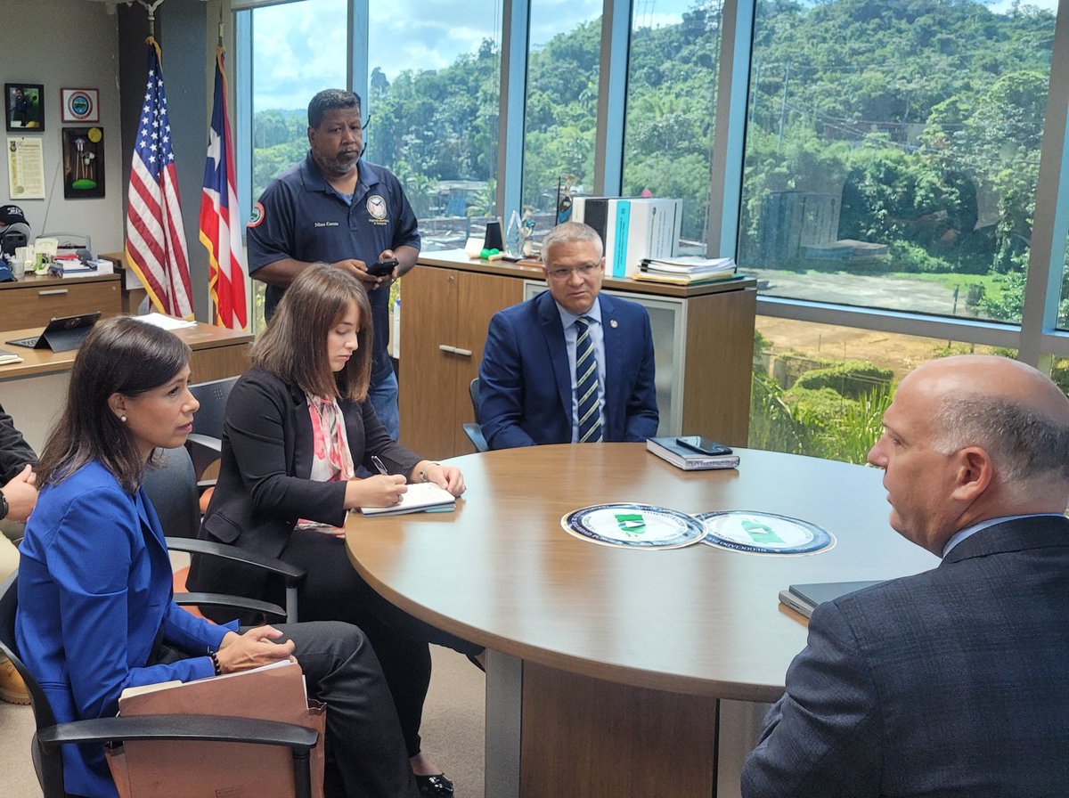 NMEADpr's tweet photo. El comisionado Nino Correa y el @prsecseguridad  recibieron a la Presidenta de la Comisión Federal de Comunicaciones (FCC), Jessica Rosenworcel, quien visitó el Centro de Operaciones de Emergencia y se reunieron para hablar sobre las comunicaciones en casos de emergencia (1/2) https://t.co/5NNI8RKiwH