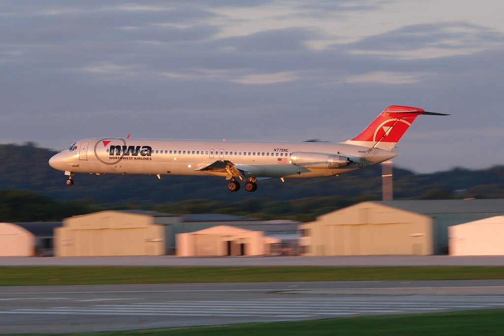 nwa_airlines's tweet photo. Another moving photo by Cory W. Watts back in 2008!!! #nwa #DC950 #avgeek
https://t.co/JDdyfoMhdm https://t.co/VtmMMOyCHw