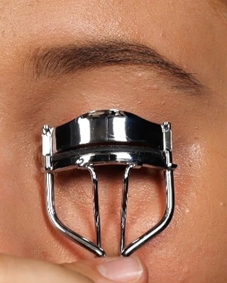 theglamatory's tweet image. Having trouble with applying eyeliner? Check out this hack!

Source: @5mcgirlyhindi.offical via Instagram

#makeuphacks #eyelinerhack #makeuptipsforbeginners 
#theglamatory