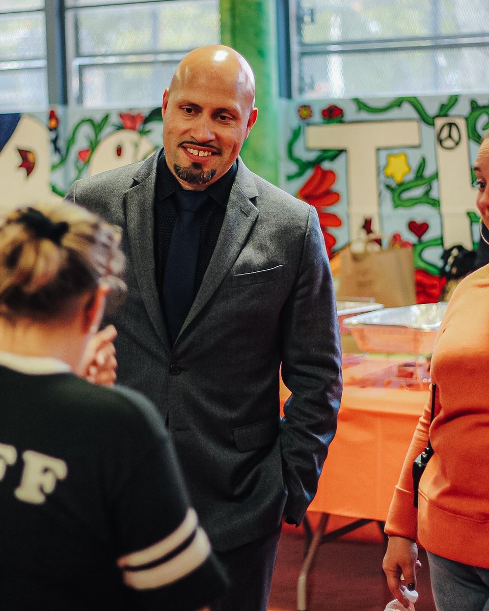 In D7, Operation Open Arms is a chance to build community with new families. Thank you @chefyala for cooking up delicious meals for us. Special thanks to @PSMS5PortMorris for hosting! @DrRPadilla @DK_BlackburnNYC