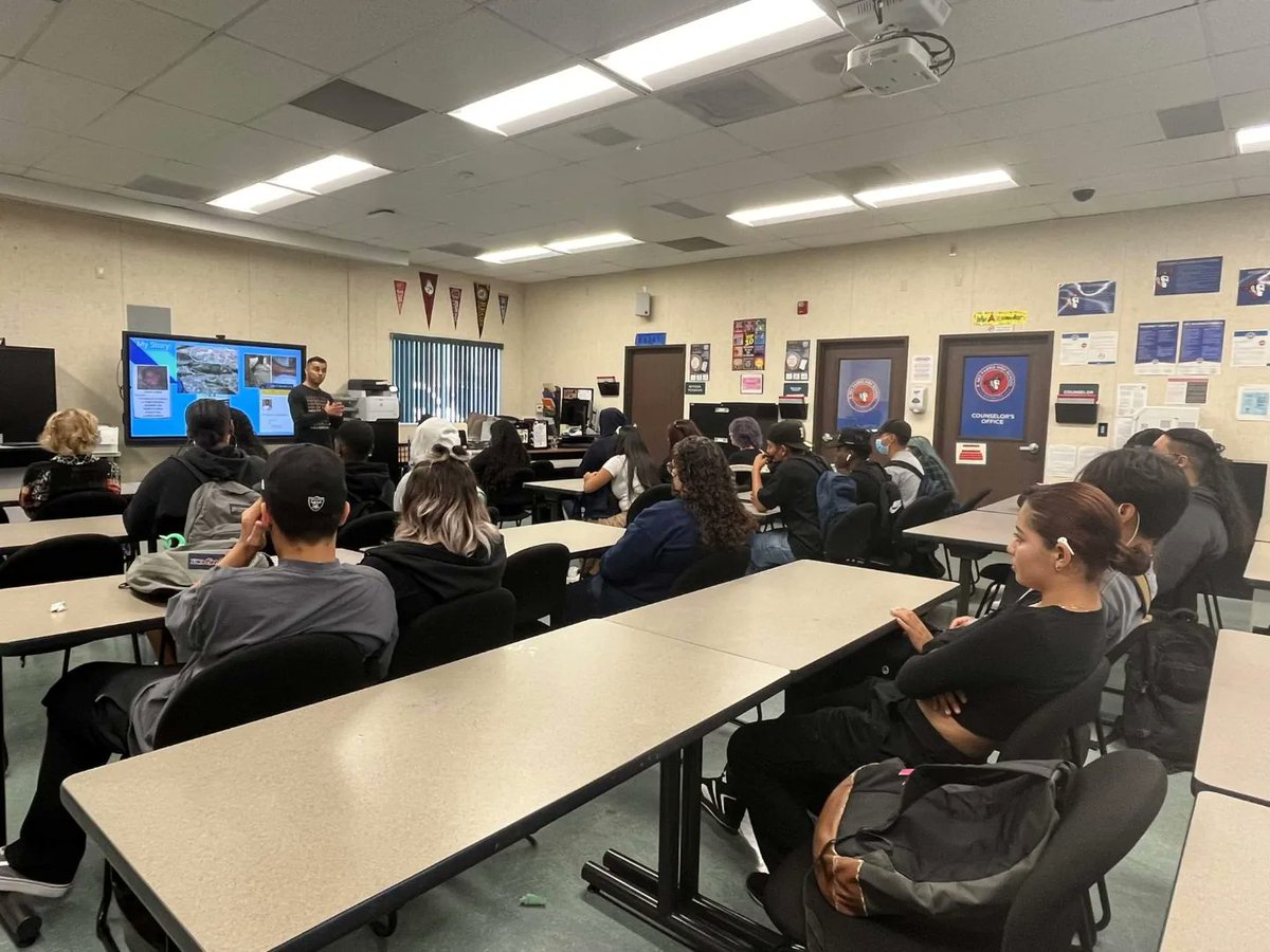 Pachis_7's tweet photo. This past week I had the privilege of speaking to 100+ students across two different continuation high schools.
My advice to them was the following: 
1.) Don't let your past determine your future 
2.) You are in control of your life &amp;
3.) Dream Big
#servewithpurpose https://t.co/E105kb5vua