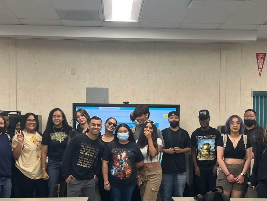 Pachis_7's tweet photo. This past week I had the privilege of speaking to 100+ students across two different continuation high schools.
My advice to them was the following: 
1.) Don't let your past determine your future 
2.) You are in control of your life &amp;
3.) Dream Big
#servewithpurpose https://t.co/E105kb5vua