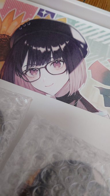 BOOTHから届いた、自分トコの在庫だと思って放置してた箱が美夜子の誕生日グッズでビビった。化粧箱に入って凄く高級アップしてる。キャンバスパネルの質感ええな… 
