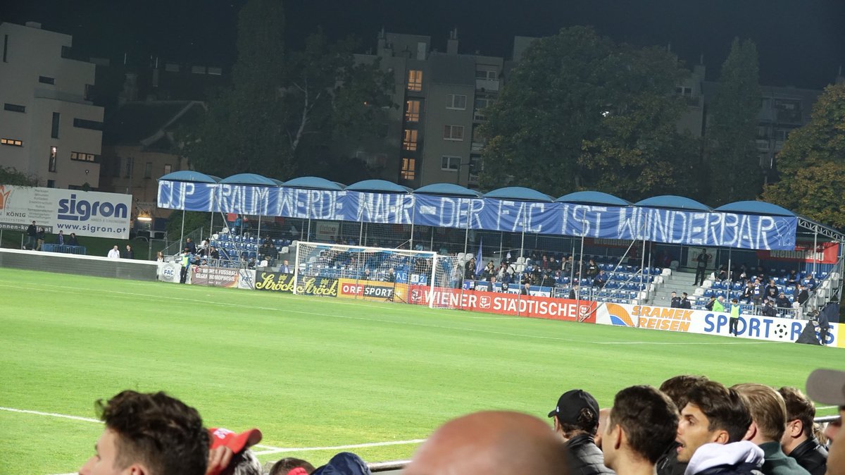 Esterreicherr's tweet photo. ..hier weitere Impressionen (FAC vs. LASK.
VIDEO: https://t.co/aGNfExNaK1
#lask #ultras #FACASK #UNIQAOEFBCup #groundhopping #Linz https://t.co/SXaxgSgBJX