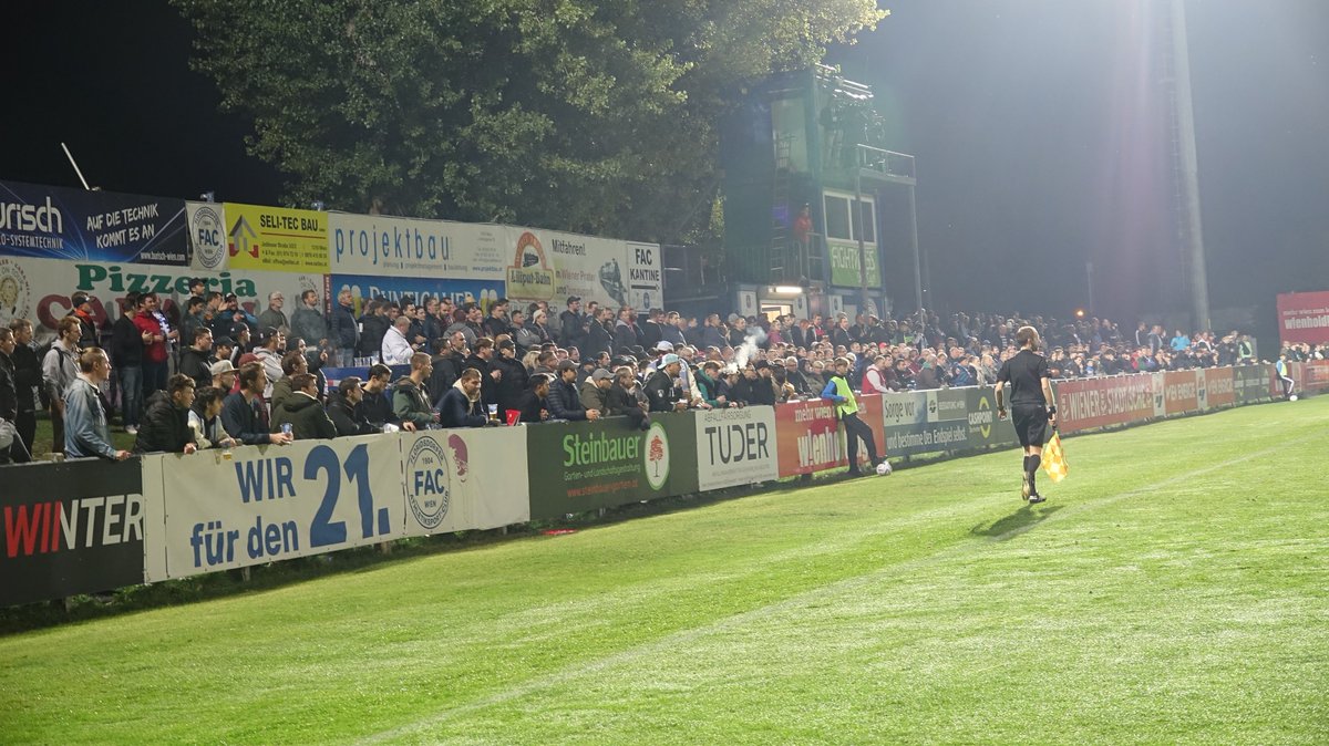 Esterreicherr's tweet photo. ..hier weitere Impressionen (FAC vs. LASK.
VIDEO: https://t.co/aGNfExNaK1
#lask #ultras #FACASK #UNIQAOEFBCup #groundhopping #Linz https://t.co/SXaxgSgBJX
