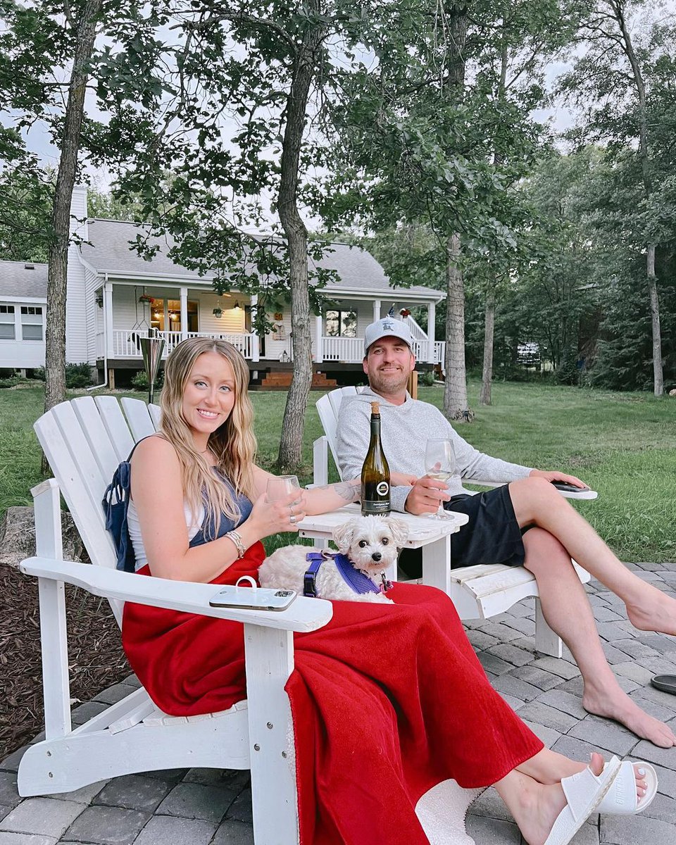 The dog days of summer may be over, but backyard wine nights last forever. 

📸: @realtormikeoconnell//@hometownhaley