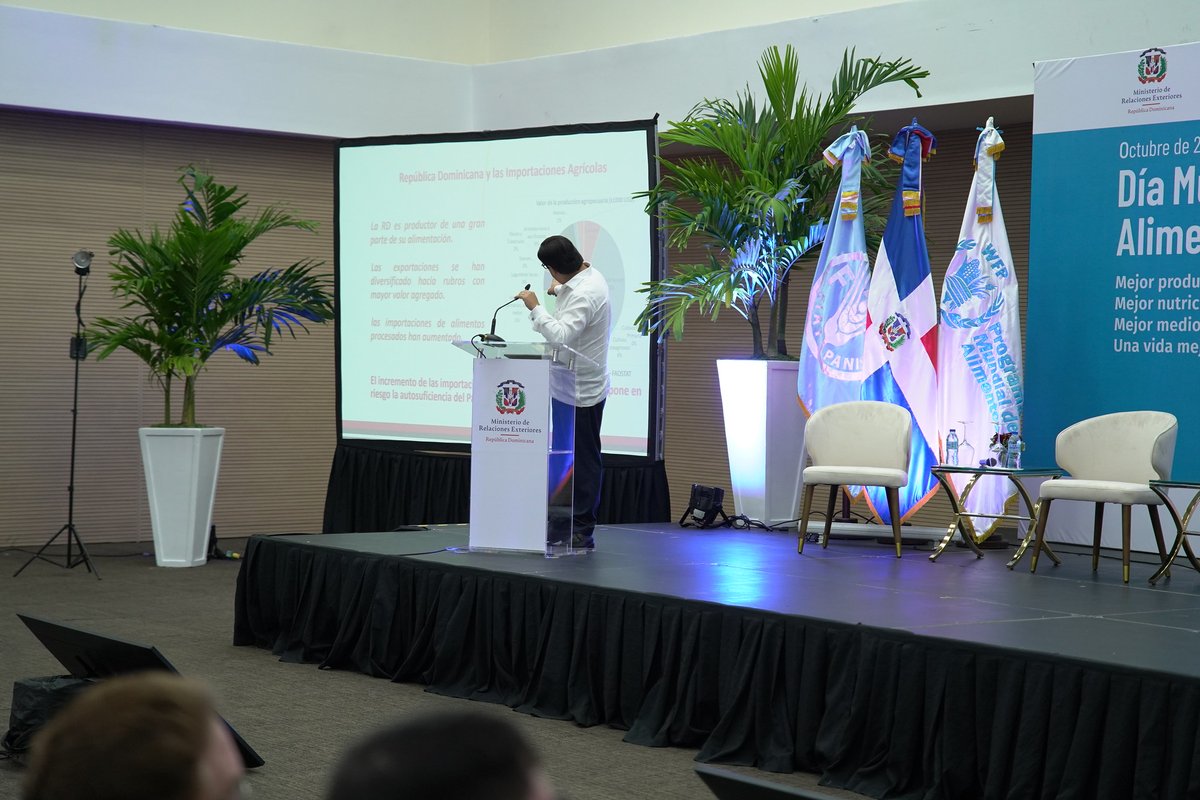 faodominicana's tweet photo. En el evento nuestro Representante @RCastanedaFAO presentó el “Perfil del Sistema Alimentario de República Dominicana” el cual busca evidenciar los retos, brechas y oportunidades que presenta el sistema alimentario desde la producción hasta el consumo. https://t.co/hpTbXAu6Ex