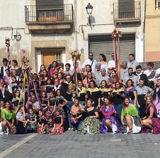 bgitaneslarboc's tweet photo. 16/10/2022 ... 20 anys de la recuperaciò del Ball de Gitanes de l'Arboç ... gran festa amb les gitanes i gitanos que han fet gran el @bgitaneslarboc amb
@gitanesvila (Vilafranca del Penedès) @balldegitanes.abp  (Vilanova i la Geltrú) i @bgitanestgn (Tarragona) https://t.co/rYbwzly8Gj