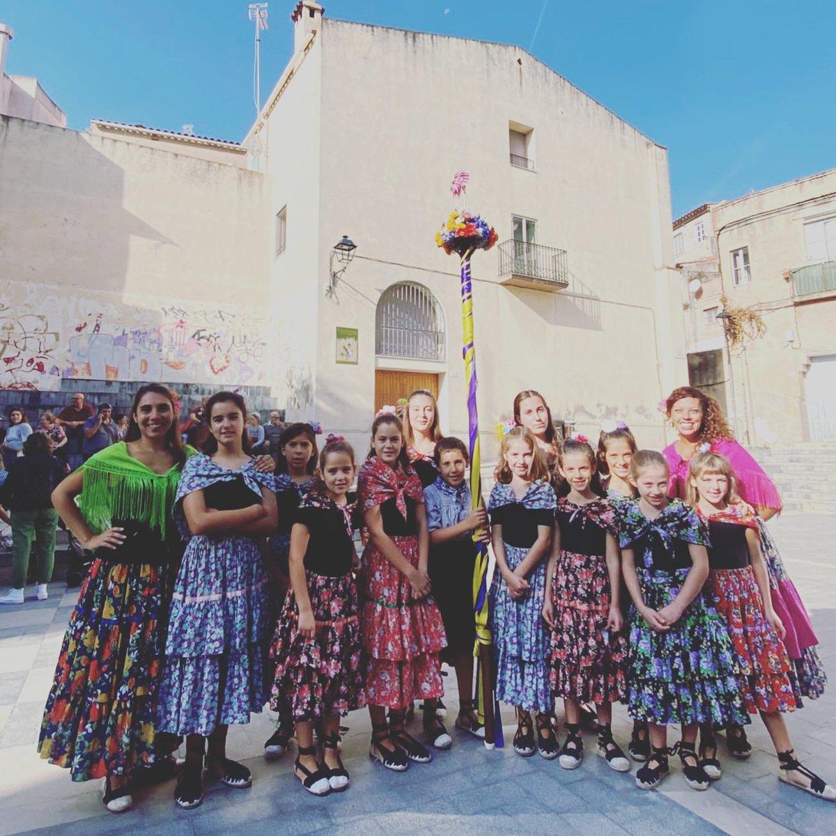 bgitaneslarboc's tweet photo. 16/10/2022 ... 20 anys de la recuperaciò del Ball de Gitanes de l'Arboç ... gran festa amb les gitanes i gitanos que han fet gran el @bgitaneslarboc amb
@gitanesvila (Vilafranca del Penedès) @balldegitanes.abp  (Vilanova i la Geltrú) i @bgitanestgn (Tarragona) https://t.co/rYbwzly8Gj