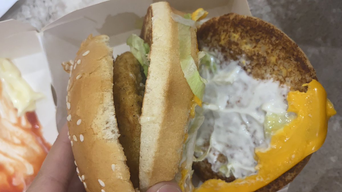 hafaz770's tweet photo. @McDonaldsKSA هههههههههههههههههههههههههههههههههههه تضحكون صراحه ليه الوجبه ناقصه قطعه دجاج؟؟ لا وحطين جبن وصوص بس نسيتو قطعه الدجاجه ؟ https://t.co/aVoaDGnM1v