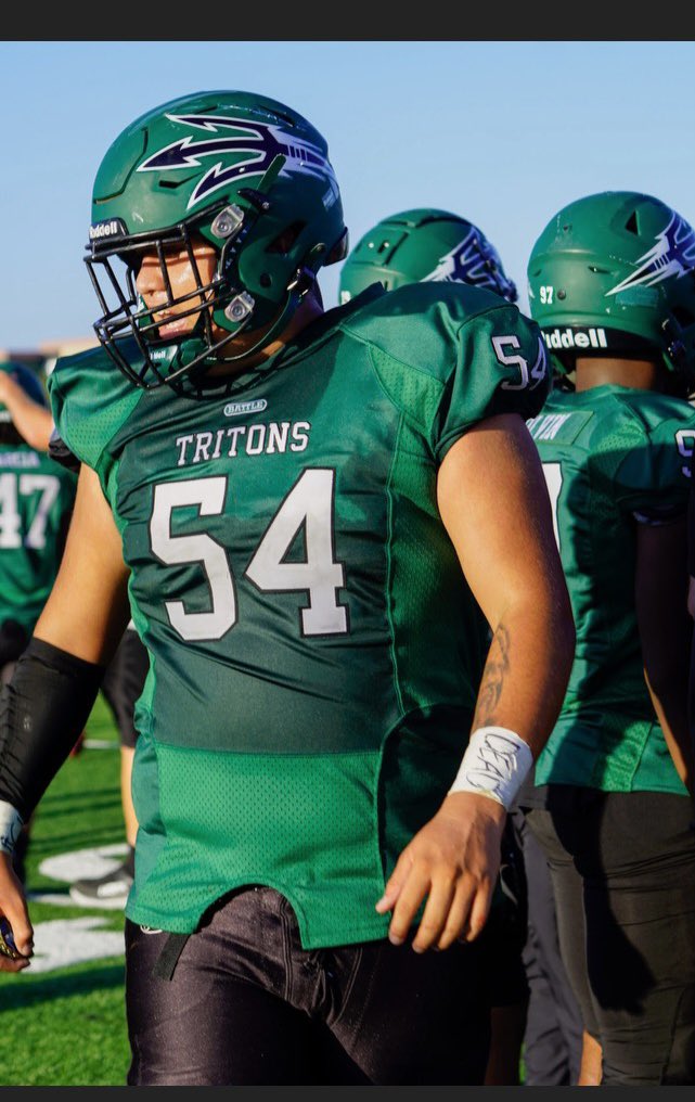 6’4 275 C
Class of 2023 3.3 GPA
Pacifica HS (Oxnard, CA)

Mid Season Highlights: hudl.com/athlete/145494…