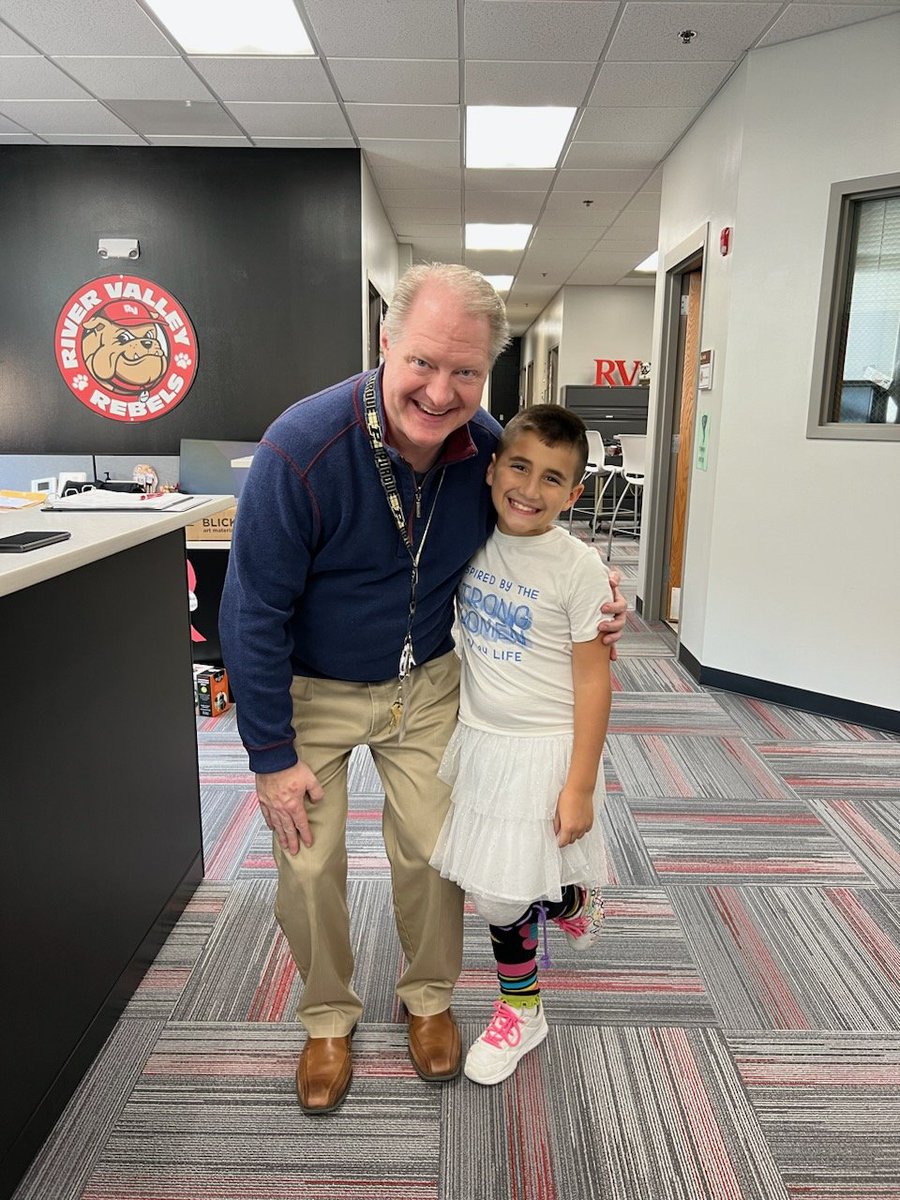 There is no better feeling than when a prior classroom family member comes back for a visit! This made my week! Classroom Family Forever! Thank you for making this happen @WeCanDoThatInc #sd113a #RebelPride