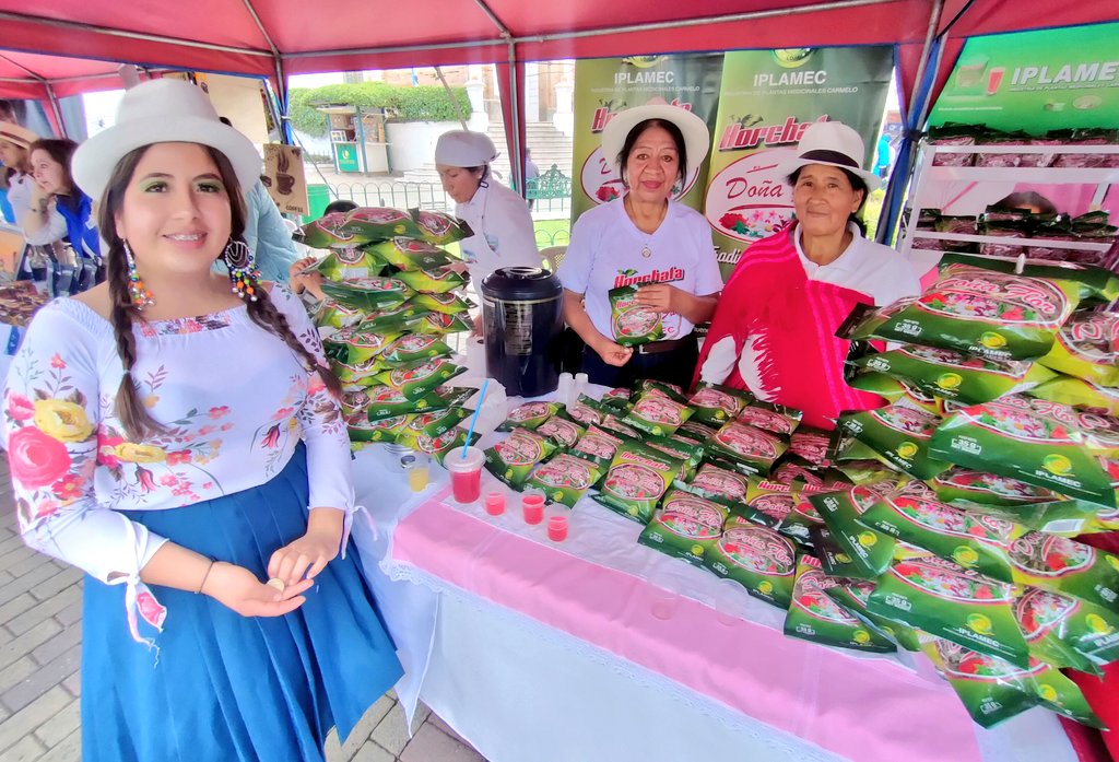 Agricultura_CZ7's tweet photo. 🔵 Hoy en la Plaza de Santo Domingo en Loja, por el mes de la #MujerRural se desarrolló Feria Microregional 5, con la participación de productoras de @AgriculturaAzu y #Loja 📍.
En la actividad se premió al mejor emprendimiento y fotografía.

#AgriculturaFamiliarCampesina 👩‍🌾 https://t.co/FimbRKk1nC