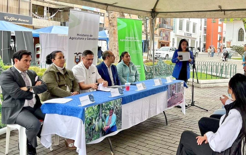 Agricultura_CZ7's tweet photo. 🔵 Hoy en la Plaza de Santo Domingo en Loja, por el mes de la #MujerRural se desarrolló Feria Microregional 5, con la participación de productoras de @AgriculturaAzu y #Loja 📍.
En la actividad se premió al mejor emprendimiento y fotografía.

#AgriculturaFamiliarCampesina 👩‍🌾 https://t.co/FimbRKk1nC