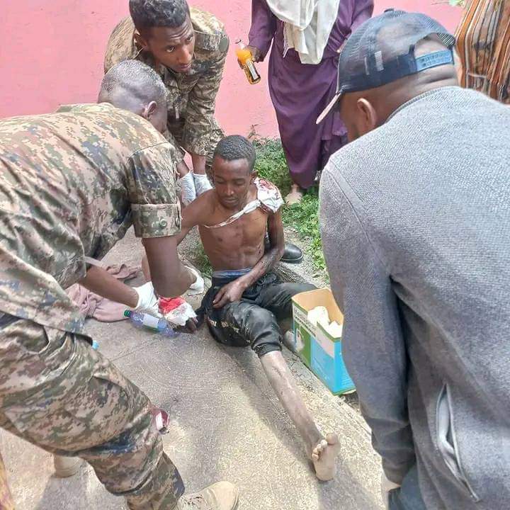 JimmaPress's tweet photo. #ኢትዮጵያዊ  መከላከያ ሰራዊት  ስብእና ይህ  በአላማጣ የተማረከ ጁንታ ነው ግን ቁስሉን እያከሙለት ነው ኢትዮጵያዊ መከላከያ ዘር ብሄር የለውም ለእሱ ሰው ከሆንክ ብቻ በቂው ነው🇪🇹፡፡
ክብር ለጀግኖቻችን!!
@nafyadwakjira3 @yonast98 @itsEritrea @iyoba4u https://t.co/VzIVKtBZBL