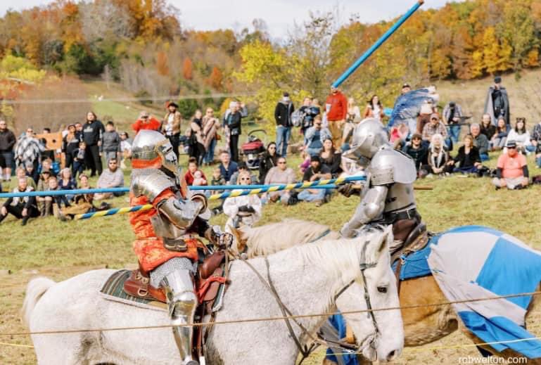 1apprenfaire's tweet photo. Do you wanna see knights in action? On Nov 5-6 see the Lords Of Chivalry in action doing what they do best! We love our jousters &amp; the action they bring!
https://t.co/aTBxL5Hwfj
📷Rob Welton
#arft #arft2022 #apprenfaire #greenevilletn #JohnsonCityTN #knoxvilletn #jousting https://t.co/vPh0lwPPgp
