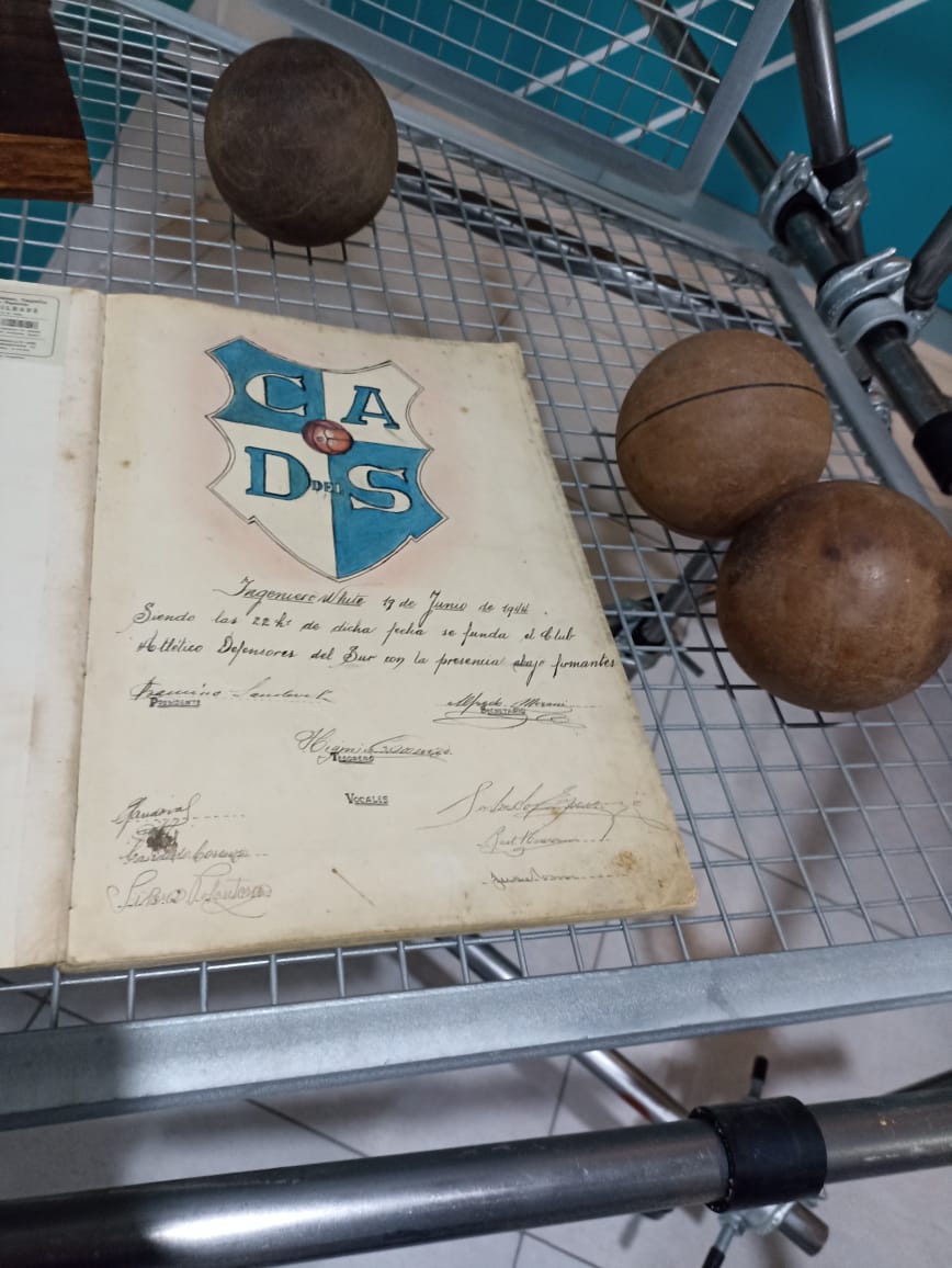 marisapigna's tweet photo. En el Museo del Deporte "Atilio Lito Fruet" se inauguró la muestra Club Deportivo Defensores del Sur, un club de #IngWhite que se suma al Barrio de Clubes, un espacio que permite visibilizar a la institución, su historia, su actualidad y sus proyectos. https://t.co/bN4Le5X1uP