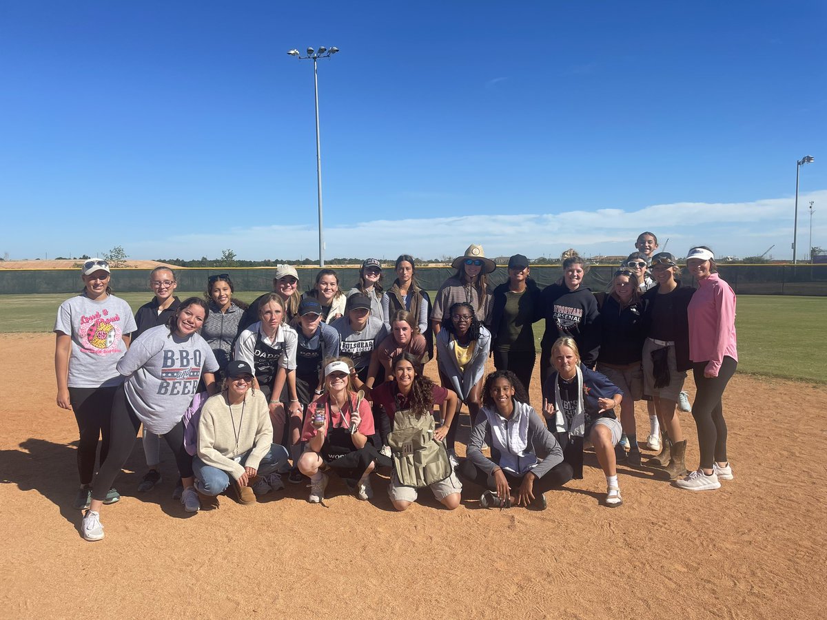 fulshear_sball's tweet photo. Coach Windosr DEFINITELY took the cake for best dressed today 😂
#BBQDad #SoccerMom #HOCO2022
#WeAreFu1shear 💜🥎 https://t.co/nBBMmbygu5