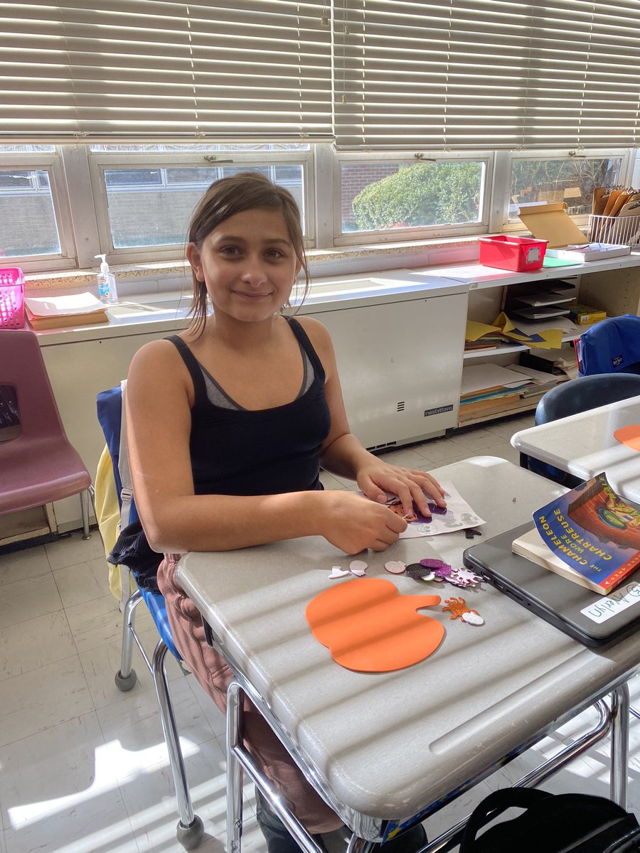 mmontalbano2's tweet photo. Hocus Pocus we were focused! Thank you to our class moms for making pumpkin decorating extra special for us 🎃🧙🏼‍♀️🍁🦇#FinsUpDC @dbaker9281 @definocentral @DefinoPto https://t.co/pC39XwYRFP