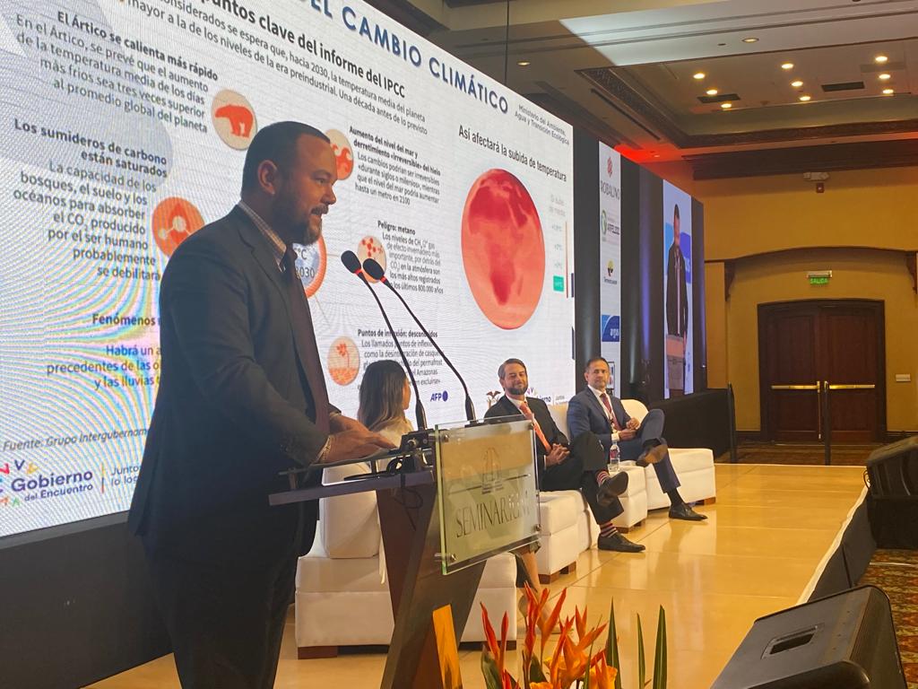 seminariumec's tweet photo. José Dávalos @ja_davalos, Viceministro de @Ambiente_Ec, participa sobre la transición hacia la descarbonización y la reducción de la dependencia del consumo de combustibles fósiles. #ENAEP2022 #TransicionEnergetica https://t.co/0hfn8WdenE
