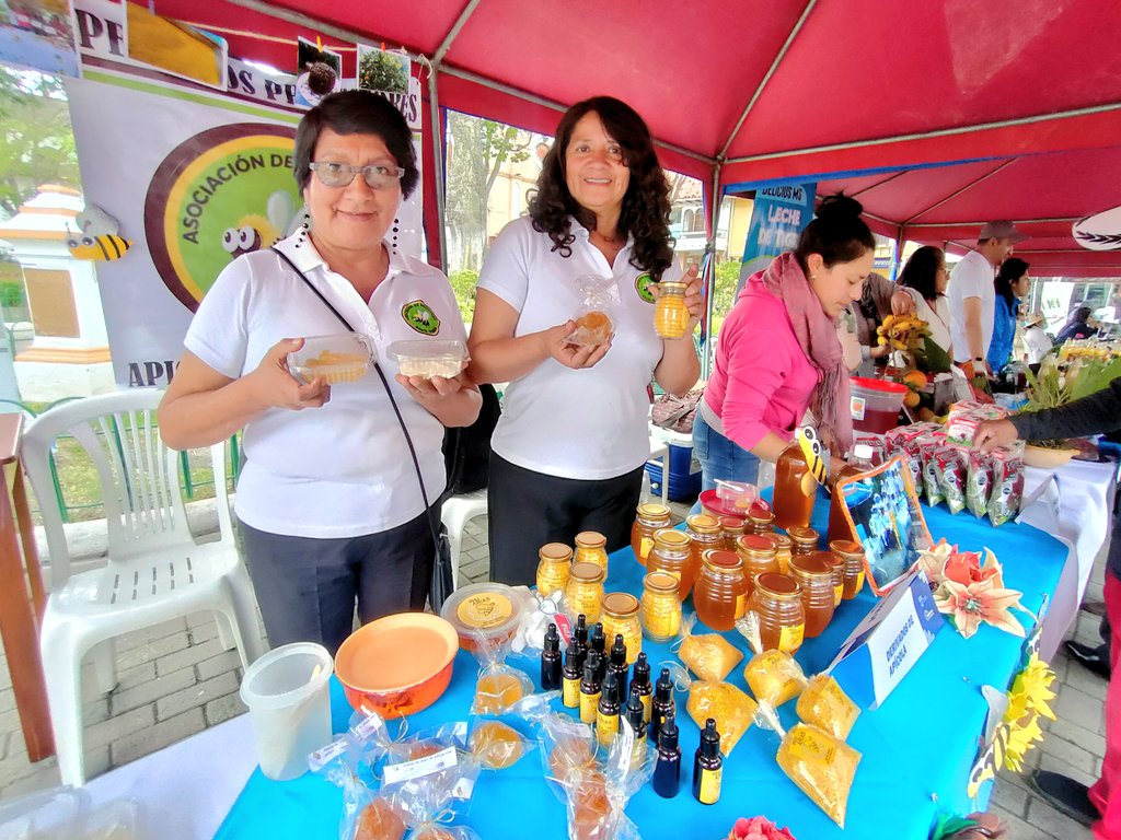 Agricultura_CZ7's tweet photo. La #MujerRural 👩‍🌾 es símbolo de grandeza y de trabajo sacrificado. 
Desde @AgriculturaAzu se presentó emprendimientos de horchata, pasta de cacao, licores artesanales, mermeladas, derivados apícolas.

 #JuntosPorElAgro🌱 https://t.co/OYo5v5V1eB