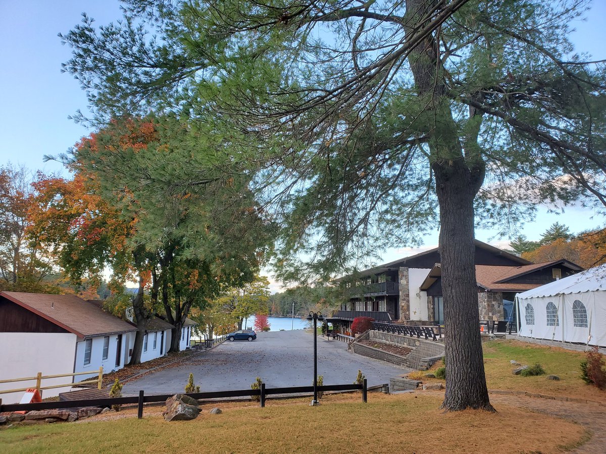 DunhamsBay's tweet photo. The colors are beginning to wane but it's still beautiful in Lake George.

#fall #fallfoliage #nylovesfall #iloveny #ispyny #roamtheempire #upstateny #upstatenewyork #adk #adirondacks #adklife #warrencounty #warrencountyny #lakegeorge #lakegeorge365 #lakelife #mylgarea https://t.co/6fYwTvTdY6