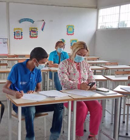EBRigoberParaco's tweet photo. Taller de Formación #JuntosPorLaEducacionDelFuturo en el Municipio Simón Rodríguez en Anzoategui 📝☺️Equipo organizador de la Jornada de este viernes @ZEANZOATEGUI1 @SomosUnem @_LaAvanzadora @DGSEMPPE @DGRPA1 @Danielcustodio3 https://t.co/MBFv9jbHWo